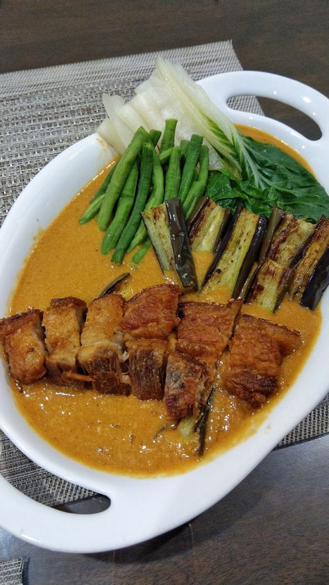 Kare Kare Aesthetic, Filipino Food Aethstetic, Crispy Kare Kare, Pinoy Lunch, Filipino Lunch, Ulam Recipe, Ulam Ideas, Pinoy Dishes, Pinoy Foods