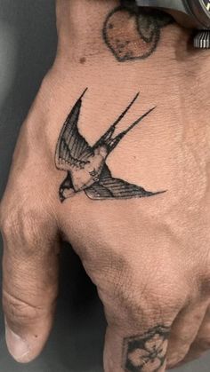 Swallow Hand Tattoo, Bird Hand Tattoo, Elk Tattoo, Swallow Tattoo Design, Swallow Bird Tattoos, Herren Hand Tattoos, Bird Tattoo Men, Vogel Tattoo, Sparrow Tattoo