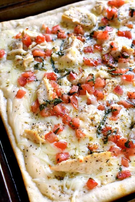 Lemon Tree Dwelling, Chicken Alfredo Pizza, Pizza Easy, Alfredo Pizza, Bruschetta Chicken, Night With Friends, Night Date, Pizza Recipes Homemade, Chicken Alfredo