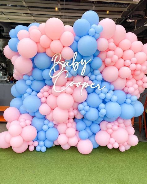 Pink Blue Gender Reveal, Blue Gender Reveal, Balloons White, Creative Gender Reveals, Baby Gender Reveal Party Decorations, Deco Ballon, Gender Reveal Party Theme, Idee Babyshower, Gender Reveal Themes