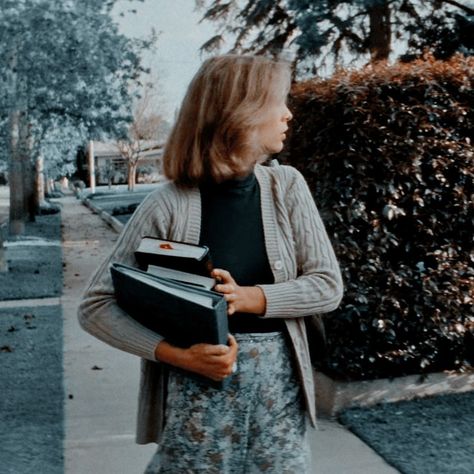 Halloween, Laurie Strode, Icons Halloween 1978 Aesthetic, 1978 Aesthetic, Halloween Movie 1978, Michael Myers Memes, Halloween 78, 80s Aesthetic Wallpaper, Laurie Strode, Halloween Franchise, Halloween 1978