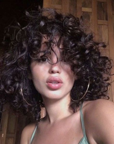 Curly hair and big hoop earrings Curly Full Lace Wig, Curly Afro Wig, Wigs Curly, Curly Bob Wigs, Curly Hair Photos, Lace Frontal Wigs, Curly Bob Hairstyles, 짧은 머리, Curly Hair Cuts