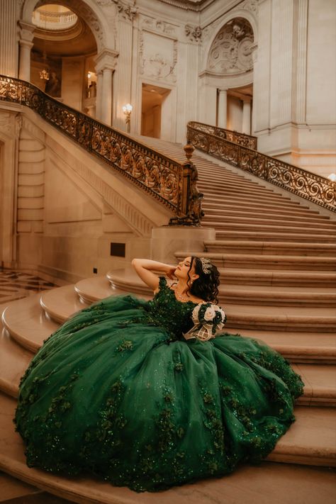 Quinceañera photoshoot at San Francisco city Hall Quinceanera Photoshoot Ideas, 15 Photoshoot, Quince Pics, Emerald Green Quinceanera Theme, Green Quince Dress, Quince Picture Ideas, Quince Photos, Green Quinceanera Theme, Quinceañera Photoshoot