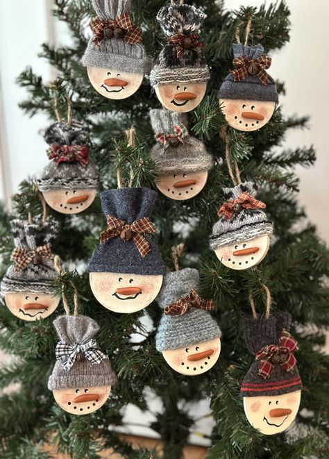 Unique Christmas Diy Decor, Wood Disc Snowman, Christmas Log Crafts, Small Wooden Ornaments Diy, Yarn Crafts For Adults Easy Diy, Snowmen Ornaments To Make, Sliced Wood Ornaments Diy, Christmas Wood Snowman, Diy Christmas Wooden Ornaments