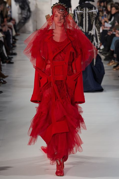 See the complete Maison Margiela Spring 2017 Couture collection. Runway Collection, Fashion Show Collection, Inspiration Mode, Spring 2017, Couture Collection, Red Fashion, London Fashion, Primavera Estate, Couture Fashion