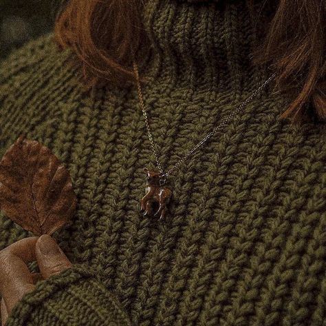 Autumn Green Aesthetic, Dark Cottagecore Outfits, Green Academia Aesthetic, Dark Cottagecore Aesthetic, Year Aesthetic, Green Academia, Goblincore Aesthetic, Cottagecore Outfits, Lily Evans