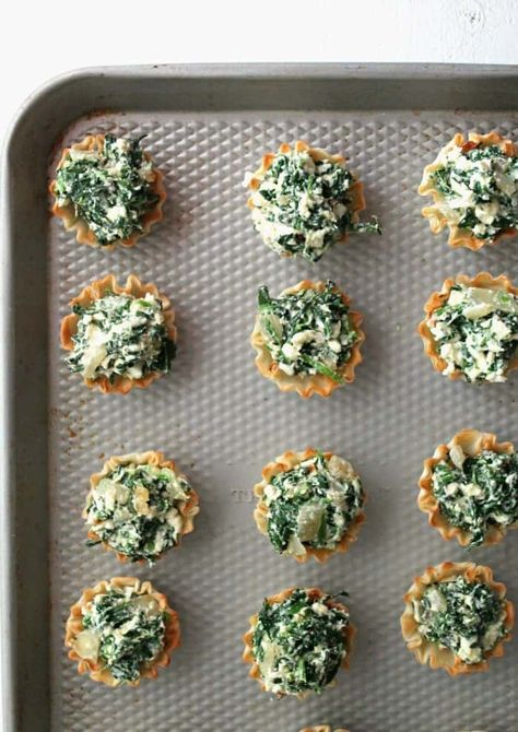 Spanakopita Bites, Greek Spinach Pie, Pie Bites, Fingerfood Party, Spinach Pie, Party Appetizers Easy, Party Finger Foods, Warm Food, Starters Recipes