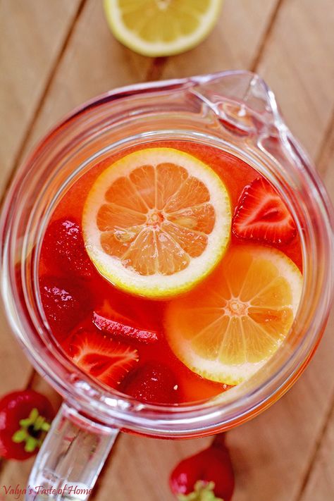 Homemade Strawberry Lemonade, Memorial Day Foods, Strawberry Lemonade Recipe, Fruit Infused Water Recipes, Perfect Summer Drink, Low Carb Drinks, Lemonade Recipe, Infused Water Recipes, Fruit Infused Water