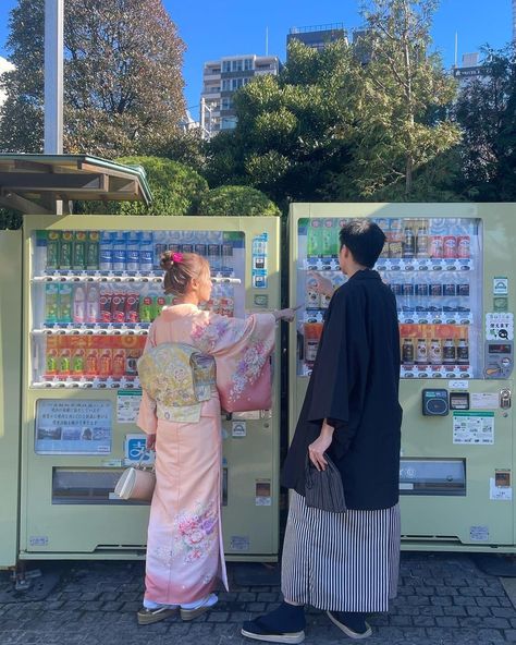 Tokyo Date Aesthetic, Vintage Tokyo Aesthetic, Couple In Tokyo, Camping In Japan, Japan Aesthetic Couple, Japan Souvenirs Ideas, Japan Couple Aesthetic, Japanese Couple Aesthetic, Couple Japan