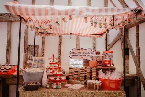 Circus Wedding - Emily & Geoffs Big Day ⋆ Unconventional Wedding Vintage Table Decorations, Alternative Wedding Bouquet, 80s Wedding, Circus Vintage, Circus Wedding, Carnival Wedding, Events Planning, Lillian West, Unconventional Wedding