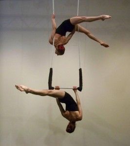 Duo Trapeze - Mirrored moves Triple Trapeze, Ring Tricks, Duo Trapeze, Trapeze Circus, Ariel Silks, Circus Aesthetic Acrobat, Duo Ideas, Circus Aesthetic, Aerial Dance