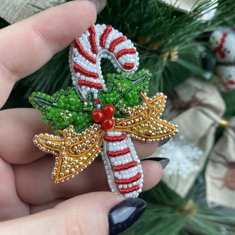 Christmas Beads Craft, Pretty Christmas Decorations, Bead Crafts Diy, Beaded Spiders, Christmas Brooch, Handmade Christmas Crafts, Brooch Diy, Christmas Bead, Bead Embroidery Jewelry