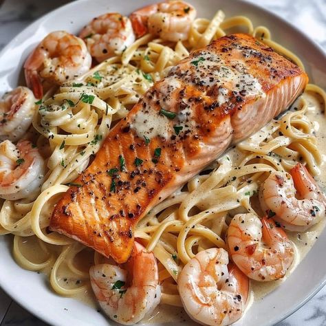 Salmon And Shrimp Alfredo, Salmon And Shrimp, Shrimp Alfredo, Healthy Food Dishes, Food Babe, Food Therapy, Läcker Mat, Yummy Comfort Food, Shrimp Pasta