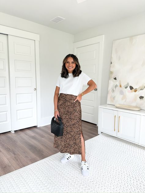 Maxi Skirt And Sneakers Outfit, Cheetah Maxi Skirt Outfit, Long Skirt And Sneakers Outfit, Maxi Skirt With Sneakers, Leopard Maxi Skirt Outfit, Skirt And Sneakers Outfit, Skirt Fall Outfits, Leopard Skirt Outfit, Skirts With Sneakers