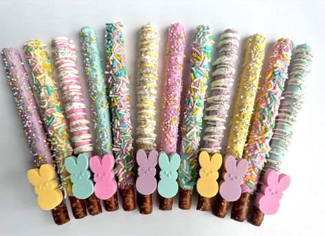 This listing is for 12 adorable chocolate covered pretzel rods with chocolate peeps. These will make a great addition to your child's Easter basket or as favors at a school party.  Each pretzel is carefully crafted from creamy white chocolate and topped with various jimmies and sprinkles. Cute little colorful chocolate peeps make these pretzels extra special.  Delightful Chocolates cannot be held responsible for melted or broken chocolate once the package has left our possession. We have No cont Easter Pretzel, Easter Themed Treats, Easter Strawberry, Covered Pretzel Rods, Easter Treat Box, Chocolate Covered Pretzel, Chocolate Covered Pretzel Rods, Easter Sweets, Chocolate Covered Treats