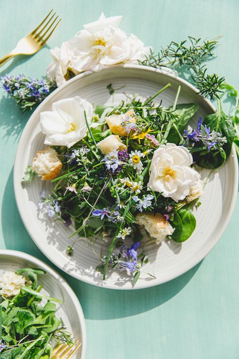 Spring Food Photography, Edible Flowers Recipes, Spring Menu, Eat Pretty, Croutons Homemade, Summer Cooking, Spring Salad, Green Goddess, Flower Food