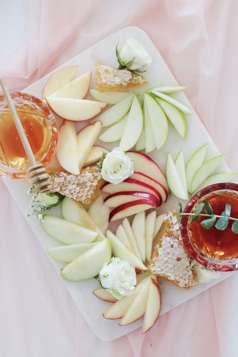 Rosh Hashanah Dinner, Rosh Hashanah Menu, Rosh Hashana Recipes, Snack Platters, Round Challah, Apples And Honey, Rosh Hashanah Table, Happy Rosh Hashanah, Rosh Hashanah Recipes