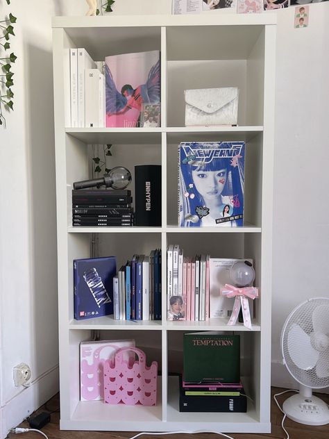 Kpop Shelf Decor, Kpop Furniture, Book Collection Aesthetic, Albums Shelf, Album Shelf, Kpop Albums Shelf, Kpop Shelf, Deco Room, Kpop Room