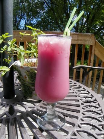 Raspberry (Or any berry) Italian Cremosa. Easy to make, light and refreshing. French Soda, Raspberry Recipe, Soda Stream Recipes, Soda Crush, Italian Sodas, Italian Cream Soda, Summer Food Party, The Fates, Italian Soda