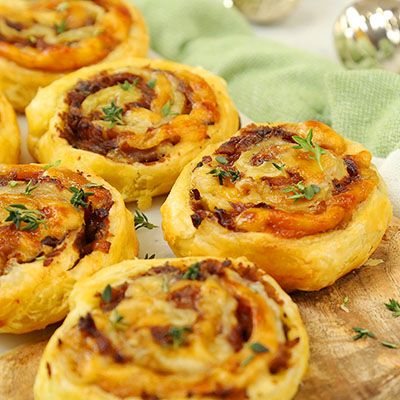 Roast Beef Pinwheels, Beef Pinwheels, Puff Pastry Snacks, Pastry Pinwheels, Puff Pastry Pinwheels, Domestic Geek, Puff Pastry Appetizers, Pinwheel Appetizers, Sliced Roast Beef