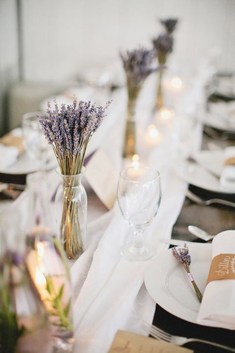 Lavender Wedding Centerpieces, Simple Wedding Table Decorations, Lavender Centerpieces, Wedding Table Centerpieces Diy, Lavender Wedding Theme, Table Centerpieces Diy, Diy Wedding Table, Wedding Notebook, Look Put Together