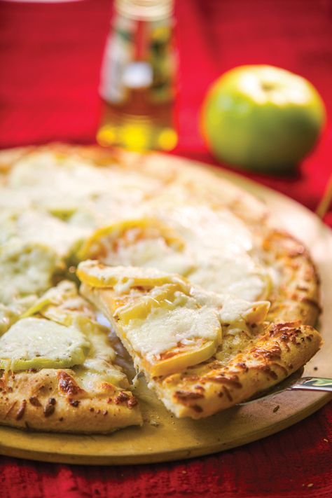 Green Tomato Pizza Alabama Recipes, Tomato Pizza, Tomato Mozzarella, Green Tomatoes, Living Magazine, Vegetarian Cheese, Pizza Crust, Favorite Food, Interesting Food Recipes