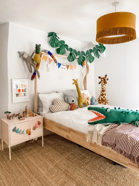 Fun animal safari-themed room – Pretty in Print Art Ltd Gender Neutral Bedroom Kids, Safari Room Decor, Safari Bedroom Decor, Jungle Room Decor, Kids Jungle Room, Neutral Kids Bedroom, Safari Bedroom, Minimalist Kids Room, Jungle Bedroom