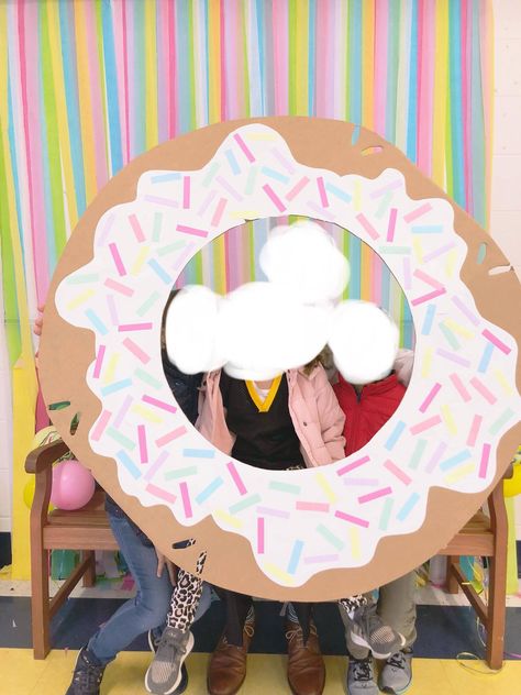 SO cute! Donuts with dads photo spot. #donutswithdads #elementary #donutswithdudes Donut Fundraiser Poster Ideas, Donuts With Dudes Ideas, Dad And Donuts Activities, Donuts For Grownups, Doughnut Day Activities, Donuts With Grown Ups, Donuts With Dad Photo Backdrop, Donut Day Ideas, Pastries With Parents Ideas