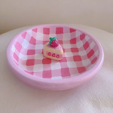 Polymer Clay Trinket Dish Diy, Coquette Clay Art, Trinket Dish Painting Ideas, Clay Dish Ideas, Polymer Clay Trinket Dish, Easy Clay Sculptures, Clay Dish, Diy Dish, Clay Inspo