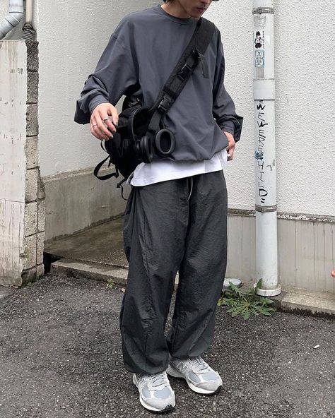 Masc Winter Outfit, Mens Sweater Outfits, Academic Fashion, Fall Mens Outfits, Softboy Outfits, Japanese Street Fashion Men, Crewneck Outfit, Y2k Outfits Men, Korean Street Fashion Men