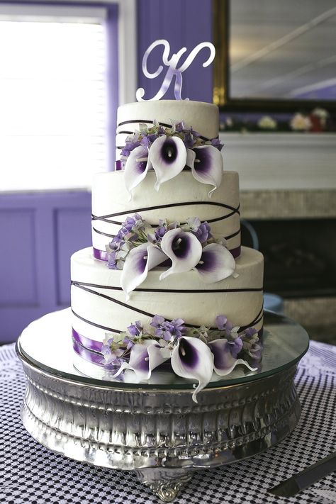 Gorgeous wedding cake with deep purple  skinny ribbons and calla lilies.  1812 Hitching Post Bakery Calla Lily Wedding Cake, Wedding Cakes Ideas, Wedding Cake Navy, Purple Wedding Cake, Wedding Cake Fresh Flowers, Purple Calla Lilies, Purple Cake, Wedding Cake Prices, Calla Lily Wedding