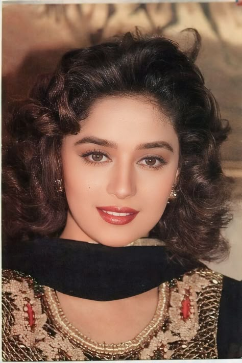 Old Actress Bollywood, Maduri Dixit 90s, Madhuri Dixit In 90s Hum Aapke Hai Kaun, Maduri Dixit Photo, Madhuri Dixit In 90s, Desi Makeup, Maduri Dixit, Celebrity Houses Interior, 90s Bollywood Actress