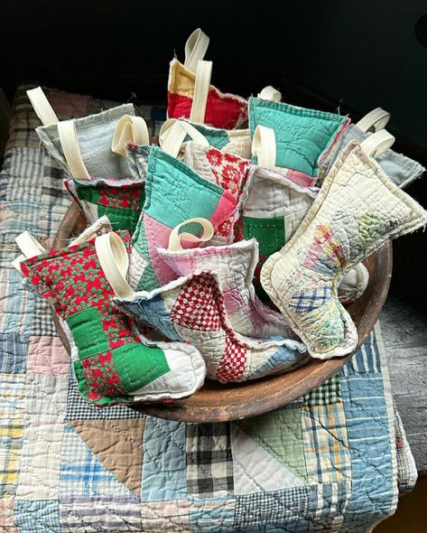 Vintage Quilt Scrap Projects, Recycle Old Quilts Ideas, Upcycled Vintage Quilts, Vintage Quilt Craft Ideas, Quilt Upcycling, Old Quilts Repurposed Ideas, Quilt Upcycle, Quilt Ornaments, Christmas Decorations Sewing