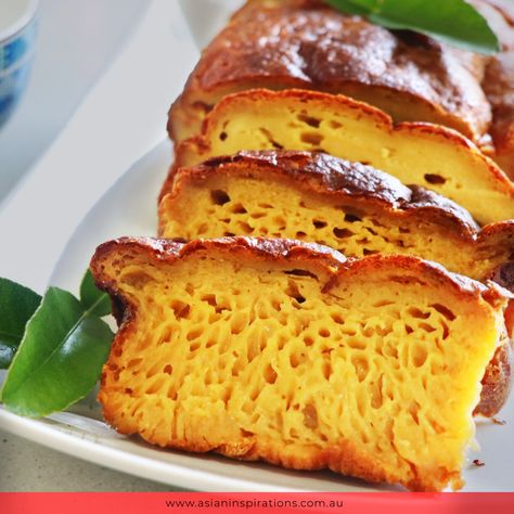 Indonesian Desserts Recipes, Turmeric Eggs, Thai Cake, Indonesian Cake, Asian Baking, Apam Balik, Pandan Cake, Desserts Around The World, Honeycomb Cake