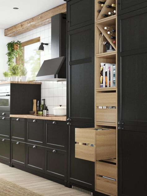 Envie de refaire votre cuisine ? Rendez-vous chez IKEA pour piquer quelques bonnes idées ! Focus sur nos coups de coeur du catalogue cuisine 2020 IKEA.  #Ikea #cuisine #kitchen #tendances #nouveautés #inspiration #idees #carrelage #revetement #meuble #mobilier #bois #blanche #grise #scandinave #ouverte #fermée #industriel #plandetravail #moderne #rangement #construction #renovation #amenagement #inspiration Corporate Office Design Executive, Small Office Design Workspaces, Small Office Design, Corporate Office Design, Decor Ikea, New Kitchen Designs, Black Kitchen Cabinets, Kitchen Design Trends, Kitchen Trends