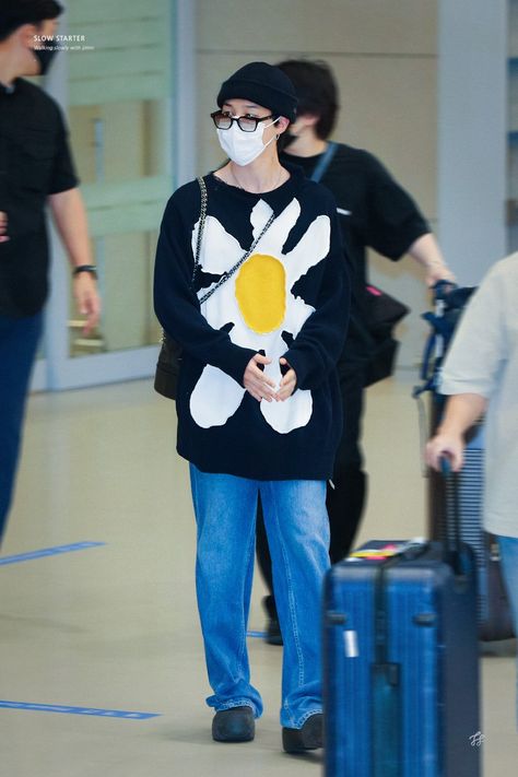 Jimin Airport Fashion, Air Port Outfit, Bts Airport, Airport Photos, Love Park, Incheon Airport, Airport Fashion, Celebrity Outfits, Airport Style