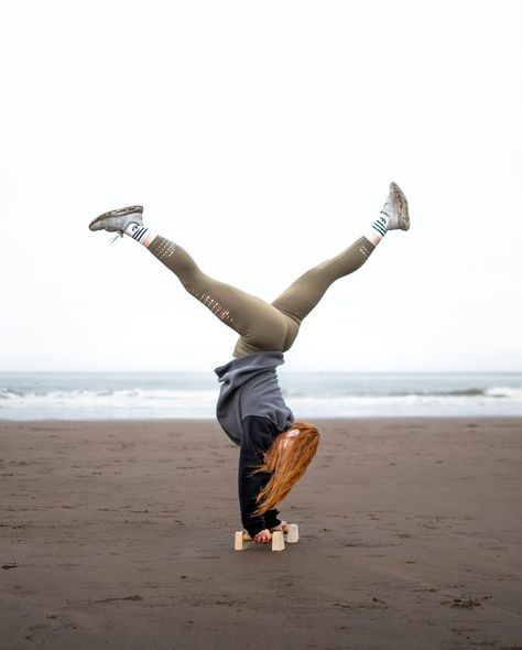 Healthy mind // Healthy body Fitness and calisthenics at the sea 🌊 . . #calisthenics #calisthenics #calisthetics #cali #calisthenicsphotography #calisthenics_athletes #calisthenicsfreestyle #fitness #fitnessmotivation #fitnessgirl #fitnessjourney #fitnesslifestyle #fitnessphysique #athelete #athletes Callisthenics Girl, Calisthenics Vision Board, Calisthetics Girl, Female Calisthenics Physique, Calisthenics Aesthetics, Women’s Calisthenics, Calisthenics Women, Calisthenics Athletes, Family Togetherness