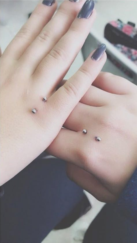 Finger Piercing, Hand Piercing, Goth Wedding, Cute Piercings, Dermal Piercing, Piercing Studio, Piercing Tattoo, Body Mods, Piercing Jewelry