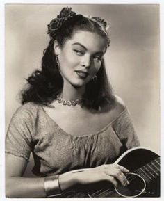 Miss Amber Rose: Style Inspiration - Vintage Mexicana! Dona Drake, Amber Rose Style, Mexican Hairstyles, 1940s Women, Style Inspiration Vintage, 1940s Hairstyles, Spanish Woman, Mexican Fashion, Mexican Women