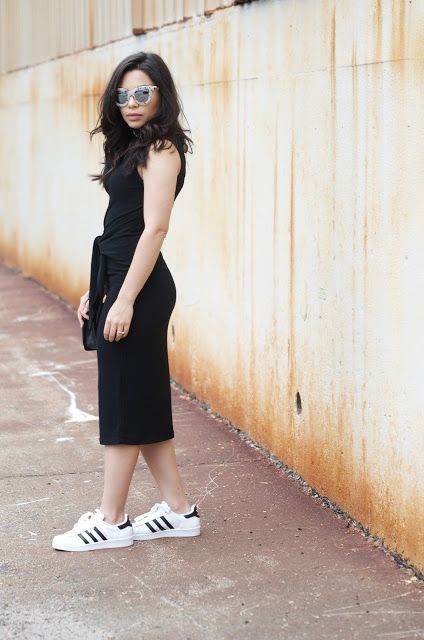 Sneaker Trend: How to Wear Sneakers with a Dress Women Sneakers Outfit, Dress With Tennis Shoes, Dresses Sneakers, Dresses With Tennis Shoes, Brunch Outfits, How To Wear Sneakers, Sneaker Outfits Women, Keds Style, Sneaker Trend