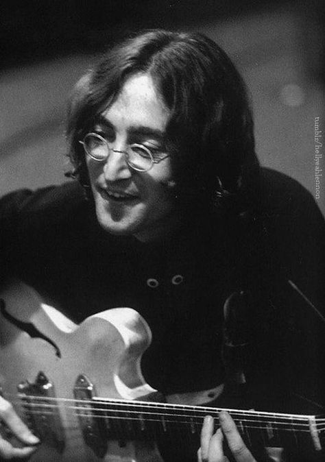 John Lennon Guitar, Beatles John Lennon, John Lennon Yoko Ono, John Lennon And Yoko, The White Album, Beatles Photos, John Lennon Beatles, Beatles Pictures, Beatles John