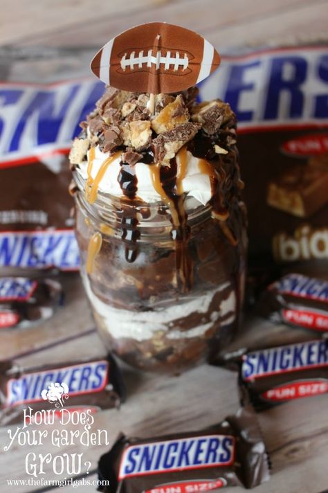 Brownie Trifle Cups, Desserts In A Jar, Trifle Cups, Snickers Dessert, Snicker Brownies, Brownies In A Jar, Jar Desserts, Snickers Cake, Brownie Trifle