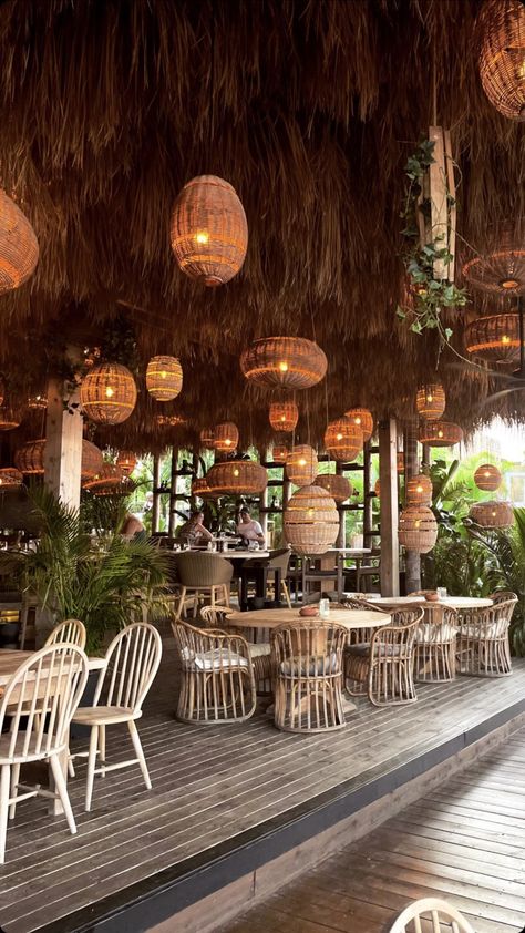 Beach Resto Bar, Tulum Bar Decor, Bali Restaurant Design, Coastal Restaurant Design, Tulum Bar, Industrial Restaurant Interior, Restaurant Interior Design Modern, Restaurant Interior Design Ideas, Tropical Restaurant