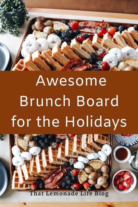 Brunch Office Party Ideas, Brunch Work Ideas, Winter Brunch Theme Ideas, Brunch Holiday Party, Holiday Breakfast Board, Christmas Brunch Ideas Party Holidays, Breakfast Board Christmas, Christmas Brunch Buffet Menu Ideas, Brunch Xmas Ideas