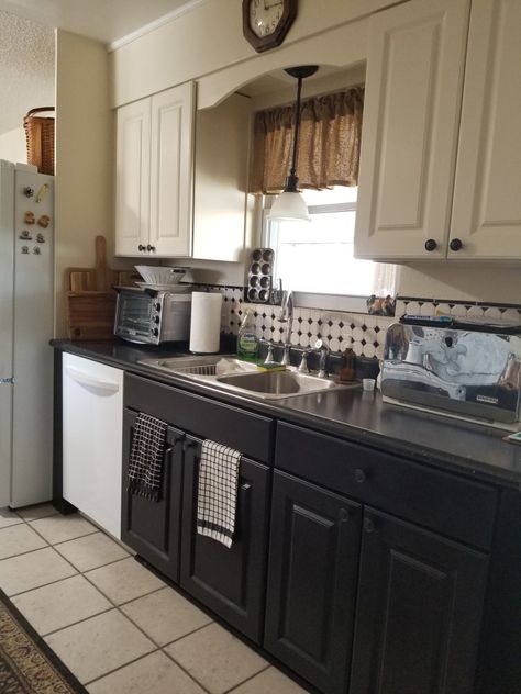 Black And White Small Kitchen, Kitchen Black And White, Vintage Apartment, Two Tone Kitchen, Kitchen Black, Old Apartments, Cabinet Ideas, Black Cabinets, Old Kitchen