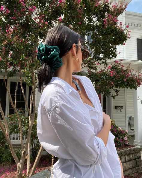 Green Scrunchie Aesthetic, Scrunchy Aesthetic, Flowers Pose, Scrunchies Aesthetic, Green Scrunchie, Green Aesthetic, Scrunchie Hairstyles, Outfits Aesthetic, Scrunchies