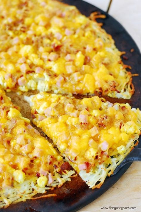 This delicious recipe for breakfast pizza with a hash brown crust can be made for breakfast or as an easy dinner. It is topped with bacon, ham, and cheese. Breakfast Pizza Recipe, Breakfast Hashbrowns, Easter Brunch Food, Hashbrown Recipes, Hash Brown, Hash Browns, Breakfast Pizza, Breakfast Recipes Casserole, Pizza Recipe