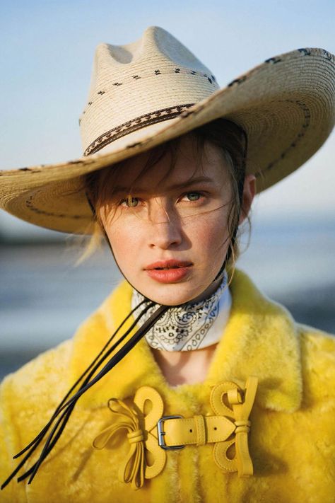 White Fashion Editorial, Urban Cowgirl, Wilde Westen, Into The West, Photography Editorial, Fashion Photography Inspiration, Headshot Photography, Boho Chic Outfits, Cow Girl