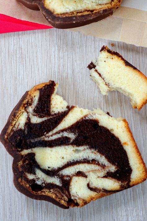 Moist Marble Cake Recipe, Moist Marble Cake, Marble Pound Cake, Marble Cake Recipe, Suburban Kitchen, Swiss Rolls, Resipi Kek, Marble Cake Recipes, Sour Cream Pound Cake