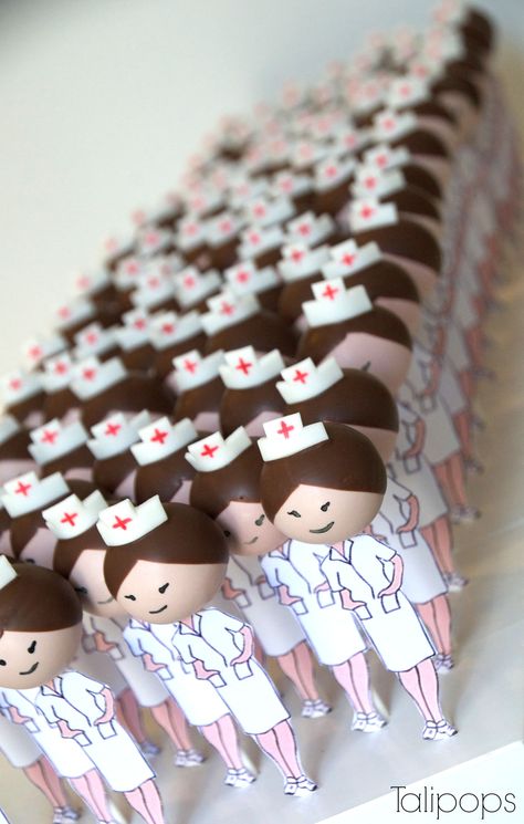 Nurse cake-pops www.talipops.com Nursing Cake Pops, Nurse Cake Pops, Medical Cake Pops, Nurse Cake, Nursing Cake, Cake Pop Decorating, Birthday Cake Pops, Cake Easy, Salty Cake